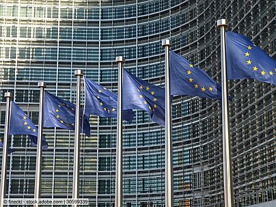 Fahnenstangen mit der EU-Flagge vor dem Hauptsitz der EU-Kommission in Brüssel