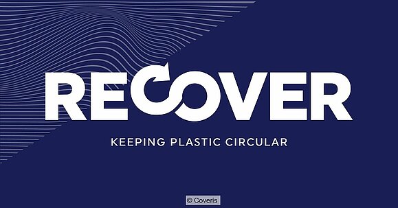 "ReCover"-Schriftzug weiß auf dunkelblauem Grund mit dem Slogan "Keeping Plastic Circular" darunter