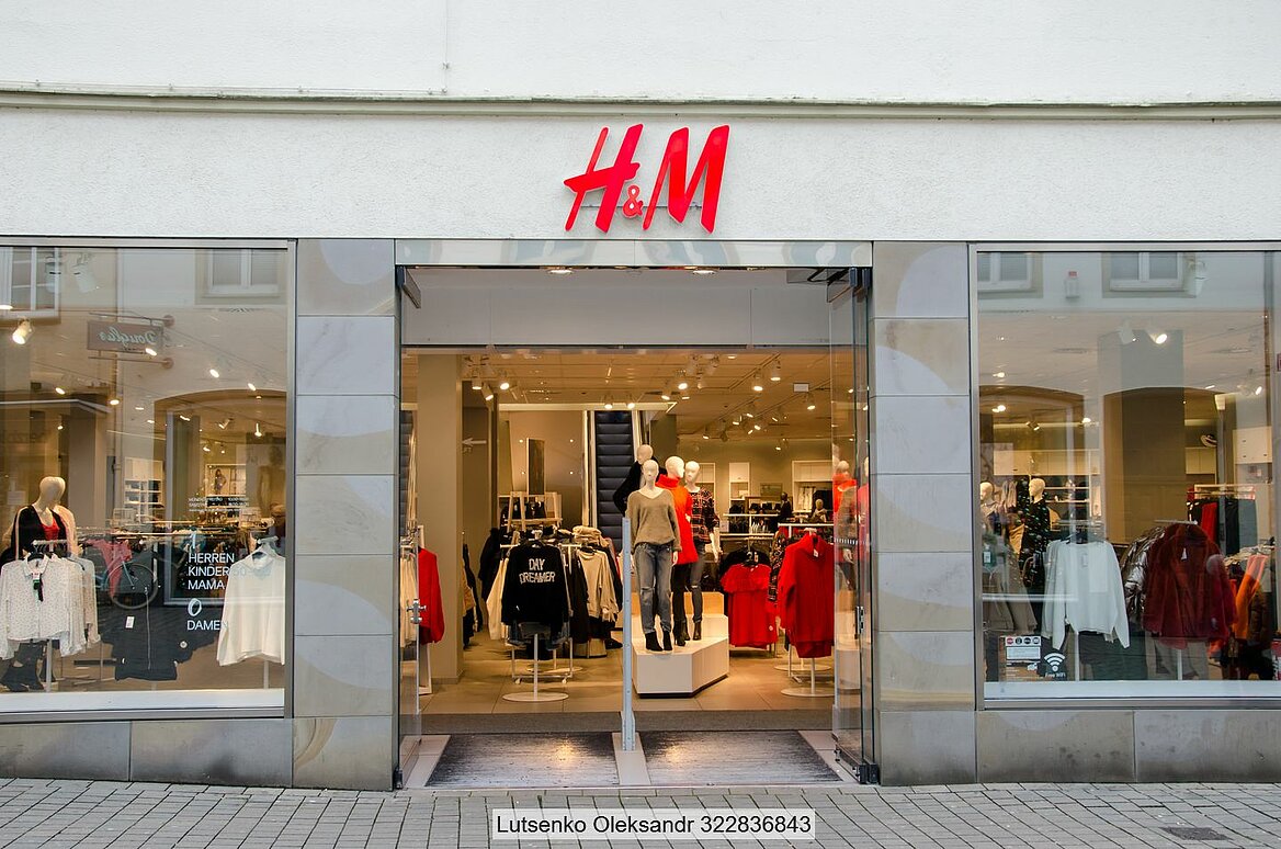 Frontansicht von H&M-Filiale mit Eingangsbereich und Schaufenstern links und rechts