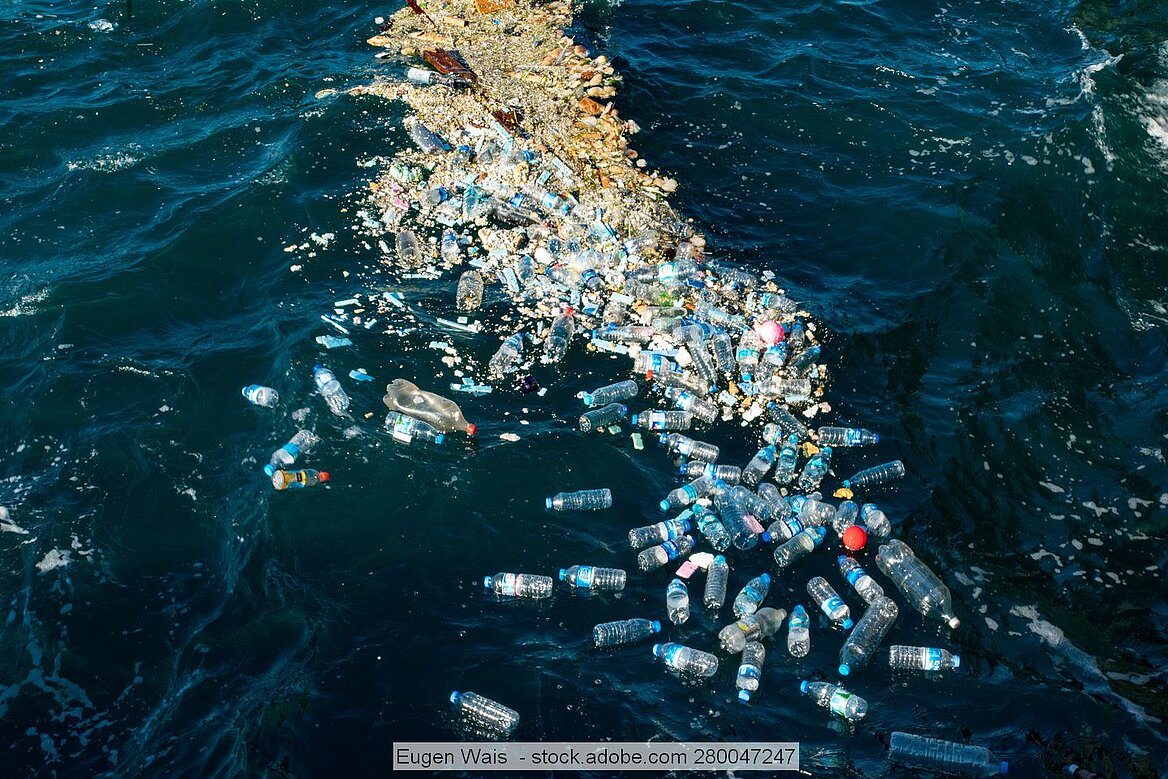 Kunststoffflaschen treiben im Meer