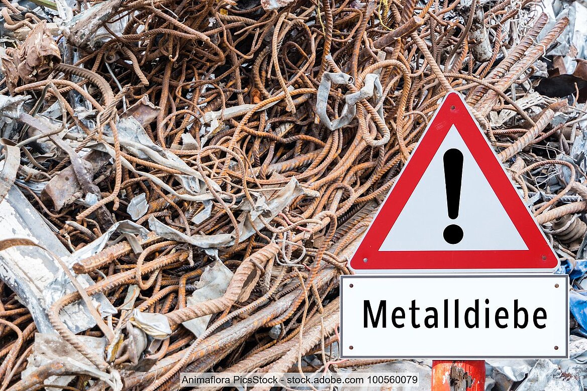 Warnschild Metalldiebe vor alten Kupferschrott