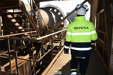 Arbeiter mit Befesa-Jacke auf Industrieanlage
