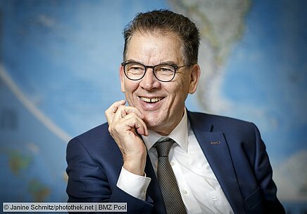 Entwicklungsminister Müller kritisiert Exporte von Altautos und E-Schrott nach Afrika
