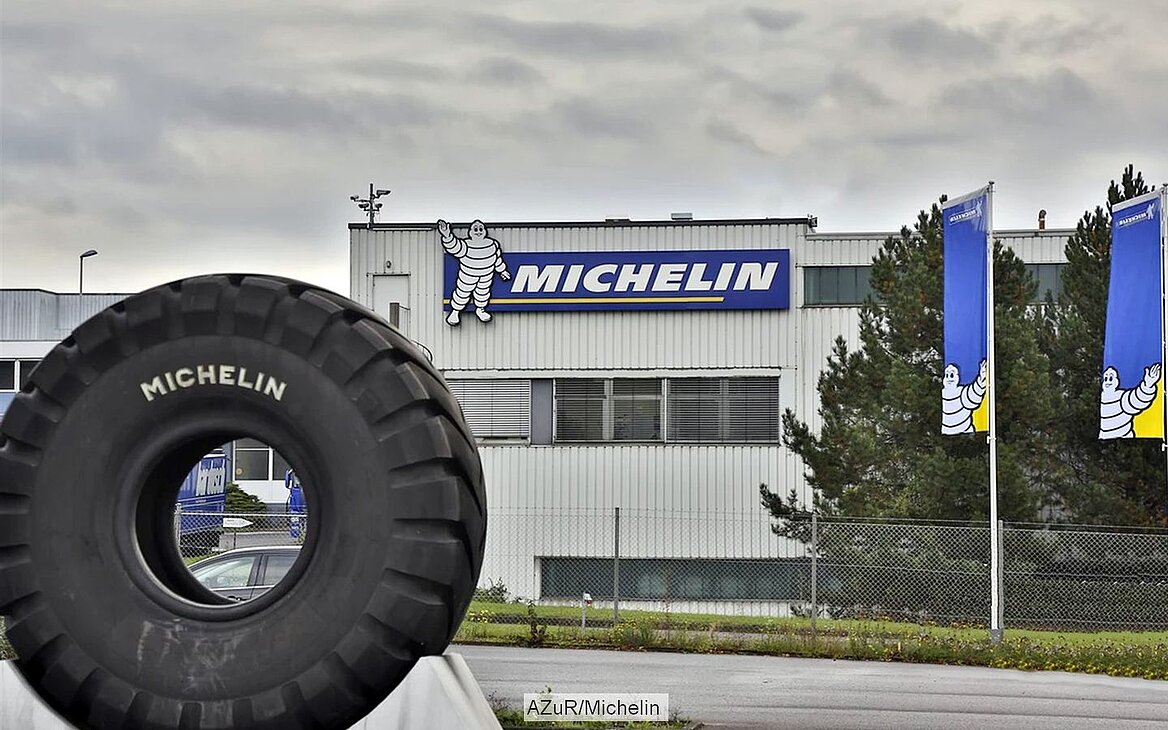 Firmeneingang von Michelin mit Reifen davor
