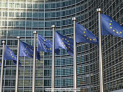 Fahnenstangen mit der EU-Flagge vor dem Gebäude der EU-Kommission in Brüssel