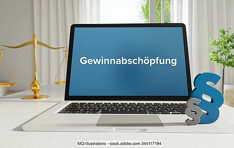Laptop mit Schriftzug "Gewinnabschöpfung" auf Bildschirm, daneben goldene Waage und Paragraphen