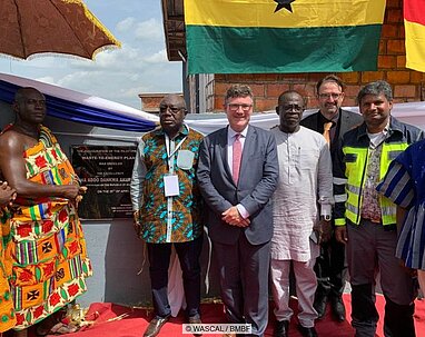 Auf dem Bild sind sechs Männer in Front einer deutschen und einer ghanaischen Flagge zu sehen.