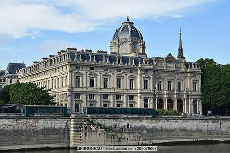 Blick auf die Fassade des Pariser Handelsgerichts am Quai de la Corse