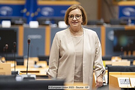 Foto der polnischen EU-Abgeordneten Anna Zalewska in einem Sitzungssaal des Europäischen Parlaments.