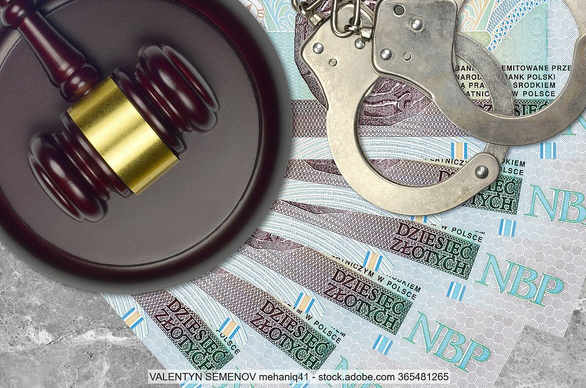 Zloty-Geldscheine, Handschellen und Richterhammer auf Tisch