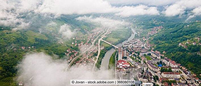 Luftbild der serbischen Stadt Priboj am Fluss Lim.
