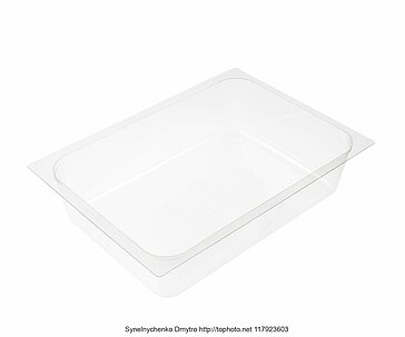 Klare Tray-Verpackung für Lebensmittel vor weißem Hintergrund