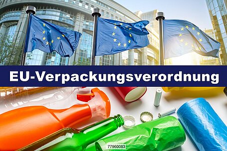 Tetx "EU-Verpackungsverordnung" vor EU-Flaggen und Gebäude, im Vordergrund Verpackungsabfälle