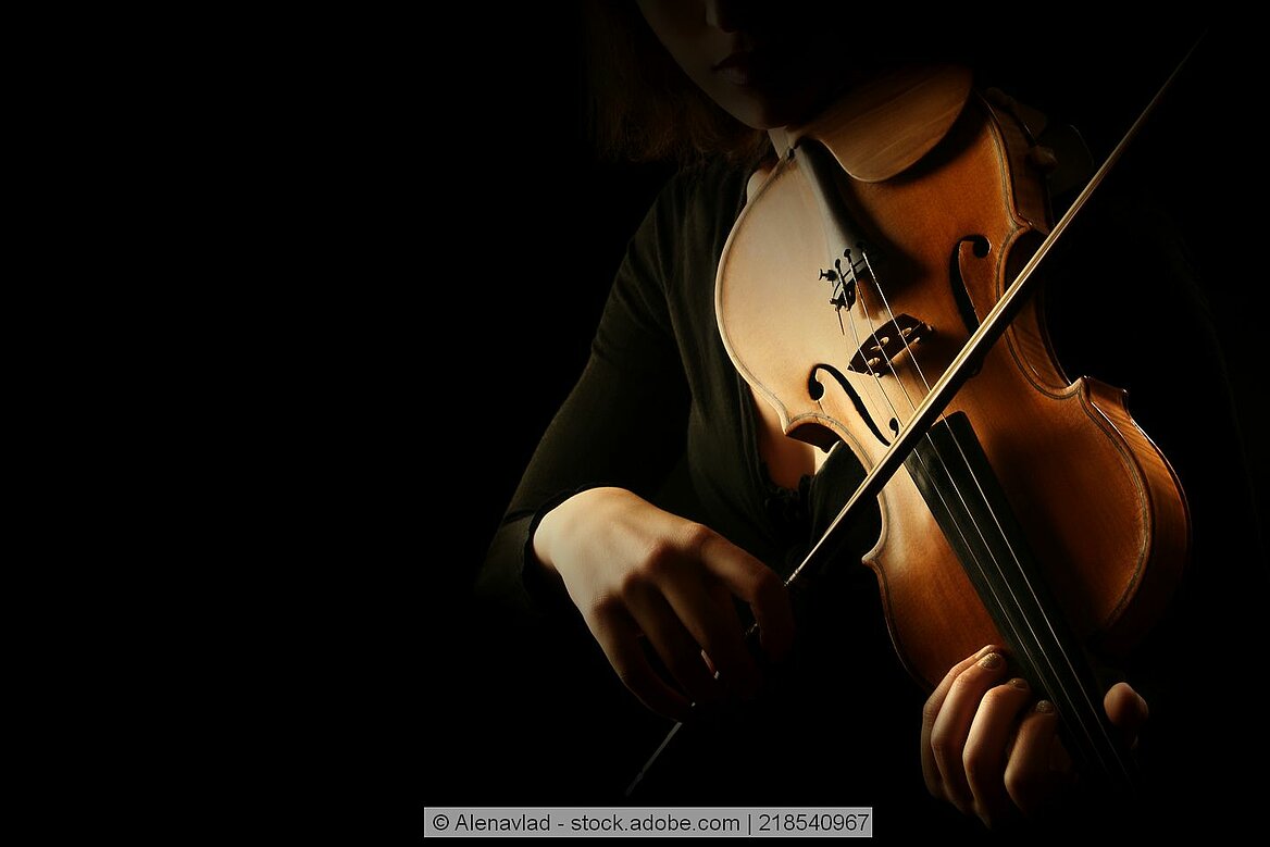 Ein Spieler musiziert mit der Geige.