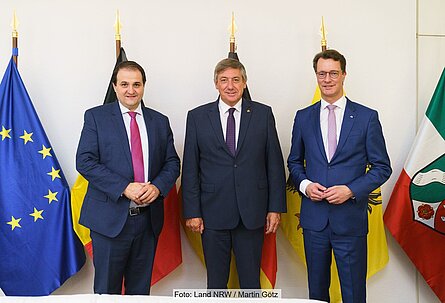 Von links: Nathanael Liminski, NRW-Minister für Bundes- und Europaangelegenheiten, Internationales und Medien sowie Chef der Staatskanzlei, Flanderns Ministerpräsident Jan Jambon und NRW-Ministerpräsident Hendrik Wüst