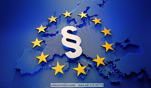 Symbolbild: EU-Sternenkranz mit Paragraphenzeichen in der Mitte, als Hintergrund Landkarte Europas