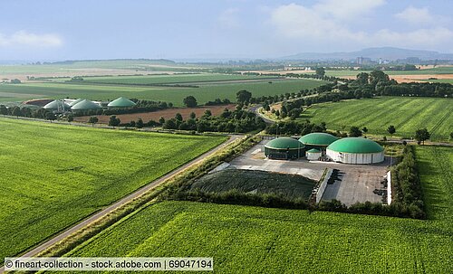 Biogasanlage in grünem Feld