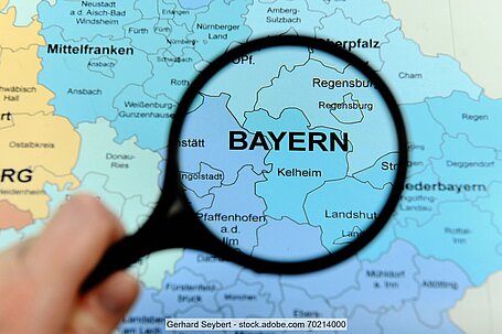 Lupe auf bayerische Landkarte