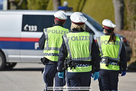Österreichische Polizeibeamte mit Fahrzeug