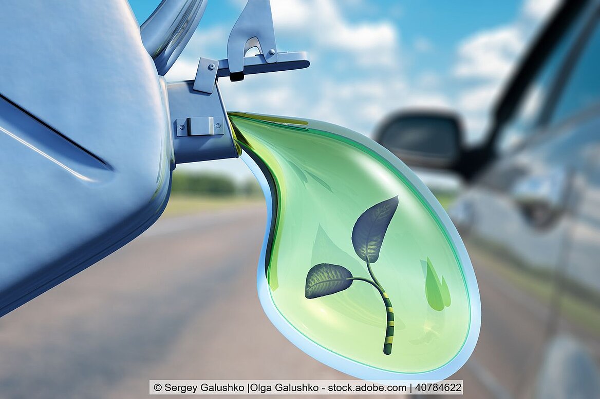 Ein Tropfen Biokraftstoff läuft aus einem Kanister heraus.