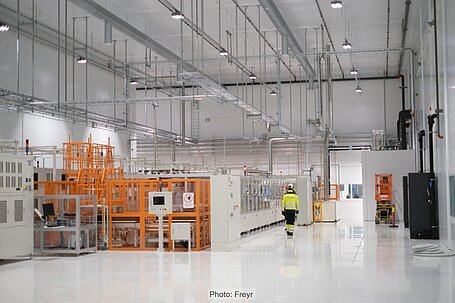 Foto der Produktionslinie für Lithium-Ionen-Batteriezellen im "Customer Qualification Plant" von Freyr Battery in Mo i Rana im Norden Norwegens.