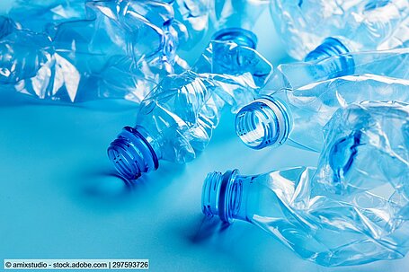 Mehrere leere PET-Getränkeflaschen liegen zum Recycling bereit