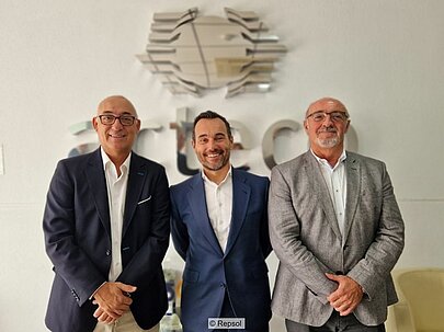 Jaime Martín Juez (m.), Direktor Raffinierung und Chemikalien bei Repsol, mit den Gründungsgesellschaftern von Actecto Jorge Ramis (l. ) und Juan Manuel Erum (r.)