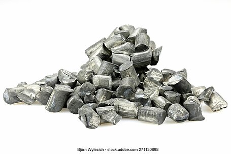 Hochreine Lithium-Stücke vor weißem Hintergrund