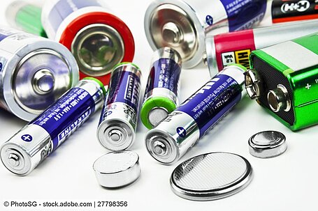 Gerätebatterien und Knopfzellen in verschiedenen Größen und Farben auf hellem Untergrund