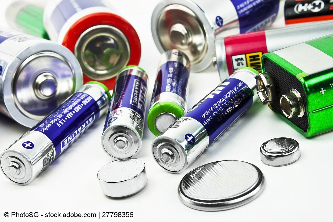 Gerätebatterien in verschiedenen Farben und Größen auf weißem Untergrund