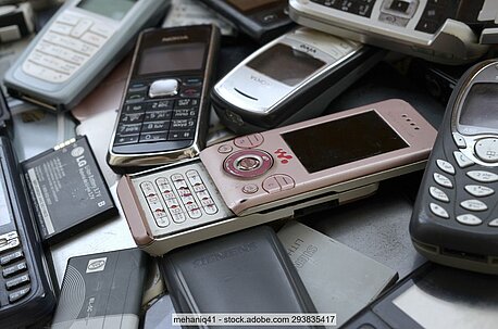 Verschiedene alte Mobiltelefone in schwarz, grau und rosa