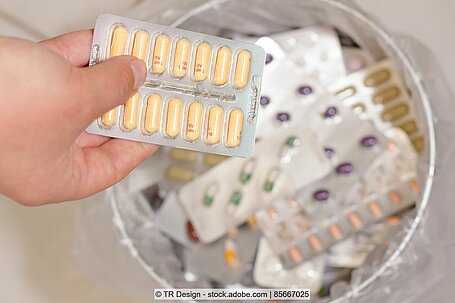 Gebrauchte Medikamente werden im Abfalleimer entsorgt