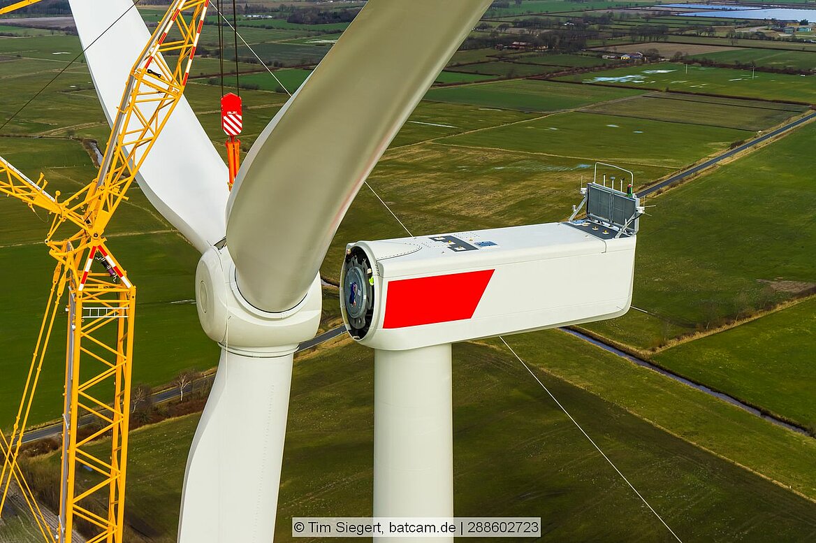 Windenergie-Anlage mit Wartungskran