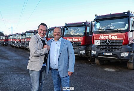 Thomas Hagedorn und Marc Maaßen vor einer Reihe Lkw