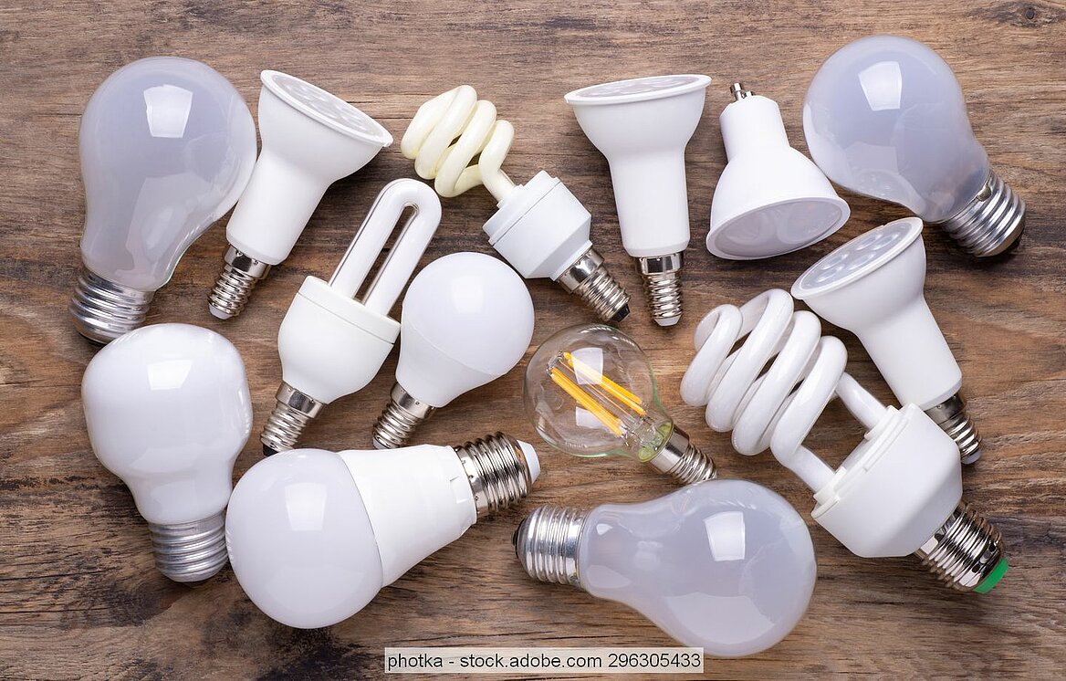 Zahlreiche Energiesparlampen in verschiedenen Versionen