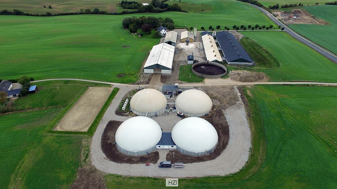 Biogasanlage mit vier Fermentern und Nebengebäuden 