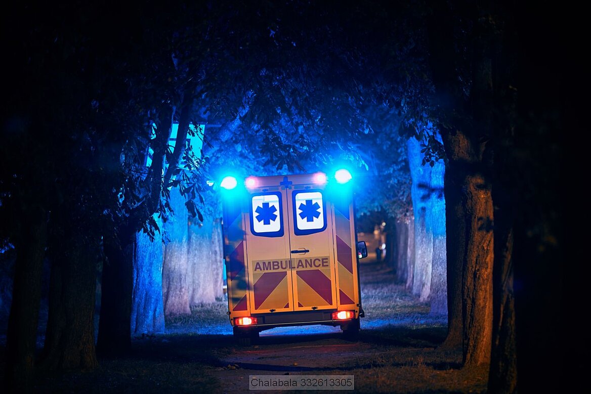 Ein tschechischer Rettungswagen fährt mit Blaulicht durch die Nacht.