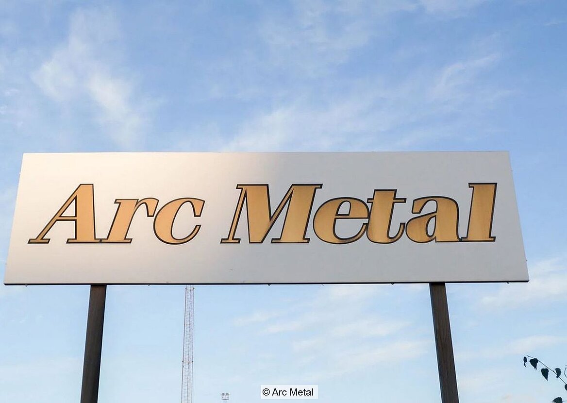 Schild mit Aufdruck "Arc Metal" vor blauem Himmel