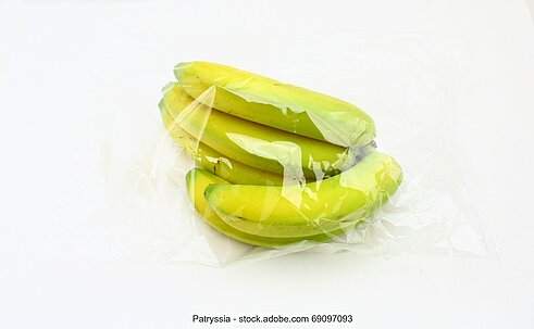 Bündel von fünf Bananen in einer durchsichtigen Kunststofftüte eingeschweißt