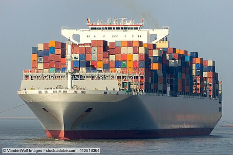 Schiff mit gestapelten Containern