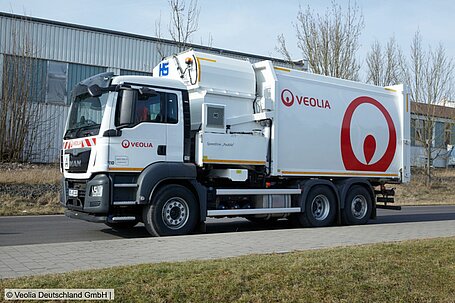 Müllsammelfahrzeug mit Veolia-Logo.