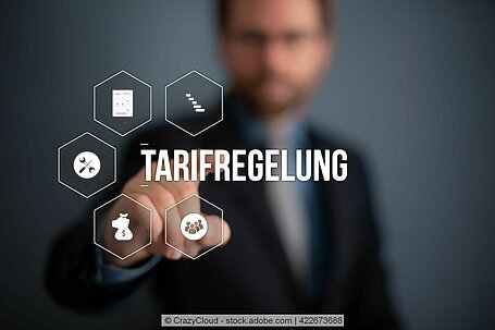 Ein Mann klickt auf eine virtuelle darstellung einer tarifregelung bzw. eines Tarifvertrags.