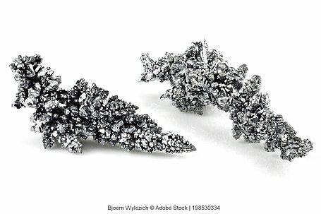 Zwei Kristalle des Metalls Vanadium.