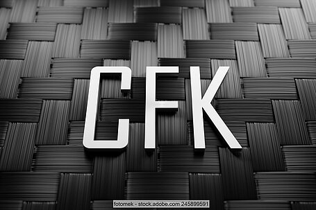 Weißer Schriftzug "CFK" vor dunklem Kunststoffmuster
