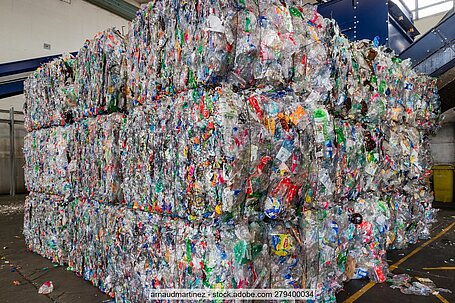 Gepresste Kunststoffabfälle in Ballen in Lagerhalle