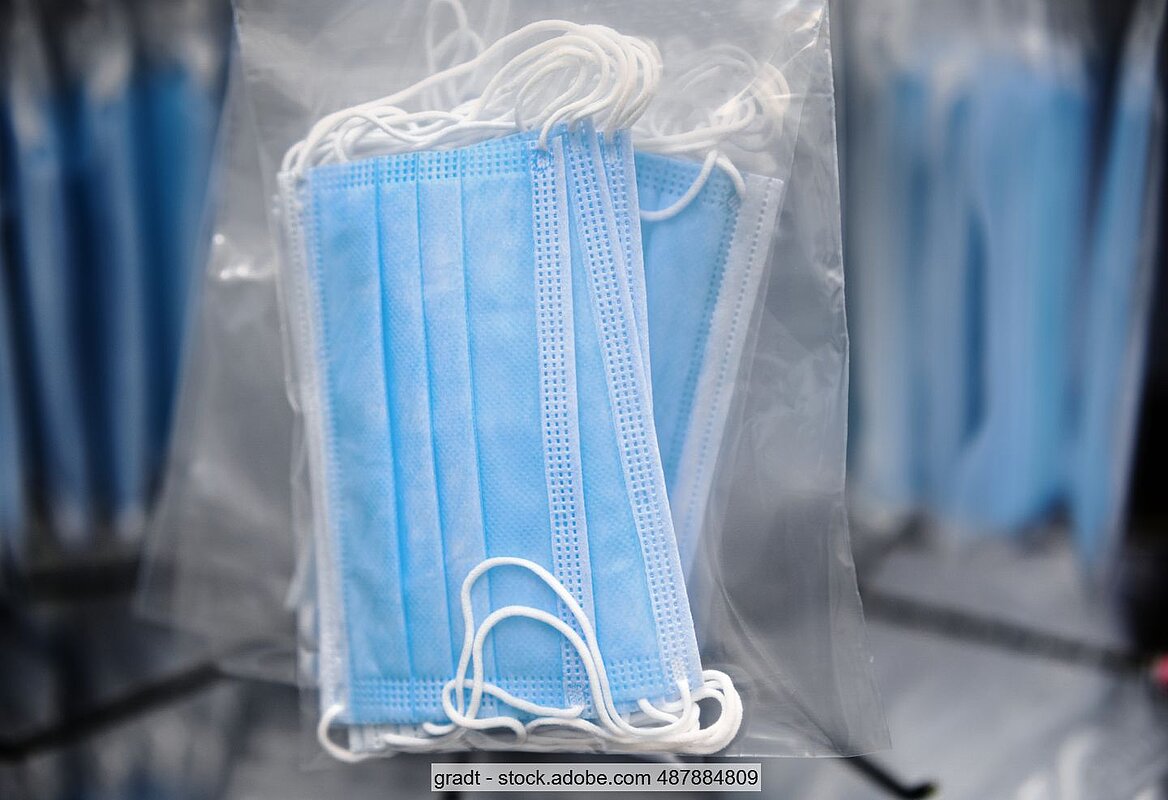 Paket blauer medizinischer Schutzmasken in Klarsicht-Verpackung