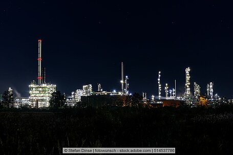 Die PCK-Raffinerie in Schwedt bei Nacht.