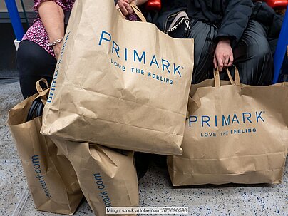 Einkäufer mit Primark-Tüten