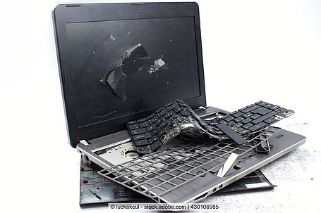 Ein alter kaputter Laptop.