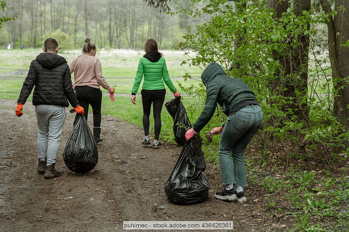Freiwillige sammeln wilden Müll ein